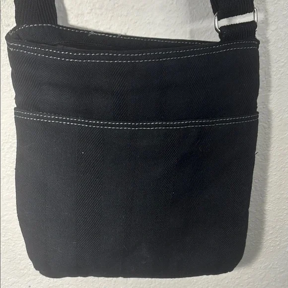 Black and Pink Crossbody Bag with Knitted Texture and Heart Design - Picture 5 of 6